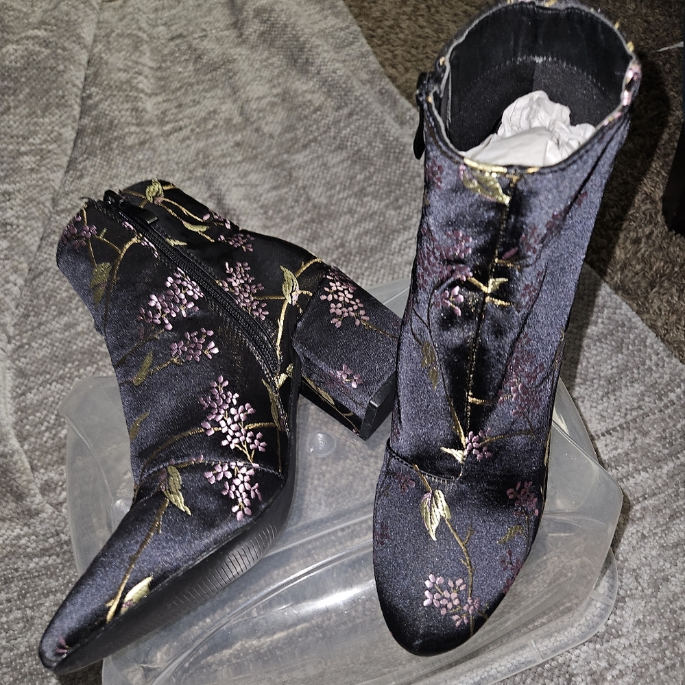 Size 7, Kiss Black Floral Satin